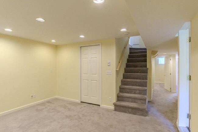 Building Photo - 3Bd/1.75Ba Seattle House