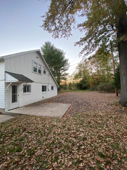 Building Photo - 423 Country Club Rd