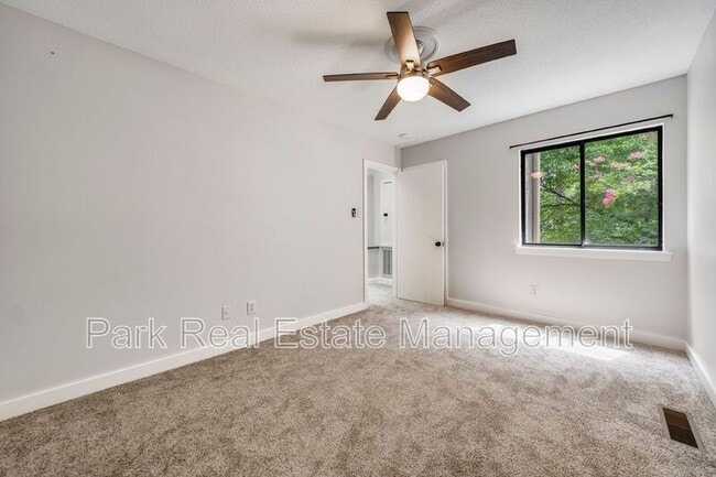 Building Photo - 60 Fernwood Ln