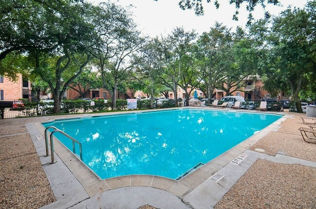 Building Photo - 2255 Braeswood Park Dr