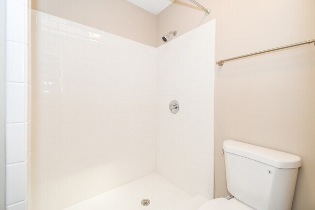 Building Photo - 3303 Hampstead Dr