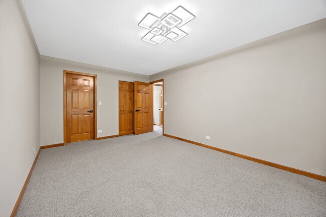 Building Photo - 5S560 Paxton Dr