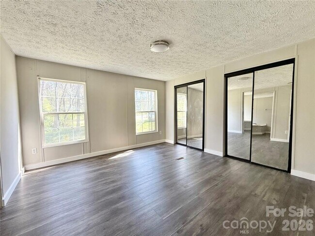 Building Photo - 4 Bedroom/2 Bath Home for Rent