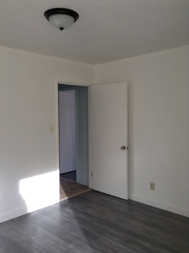 Building Photo - Cute Duplex front unit available