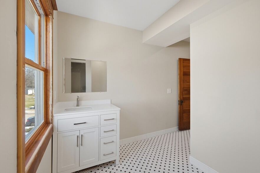 Building Photo - 808 W Main St