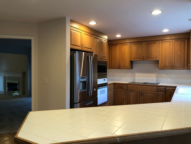 Building Photo - RARE OPPORTUNITY - 4 beds and 2.5 bath in ...