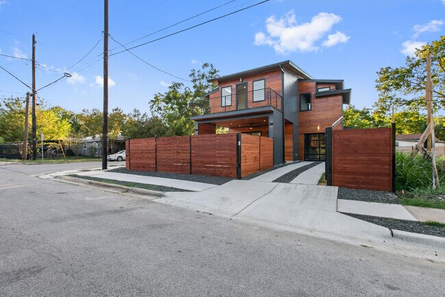 Building Photo - 1710 Brassie St