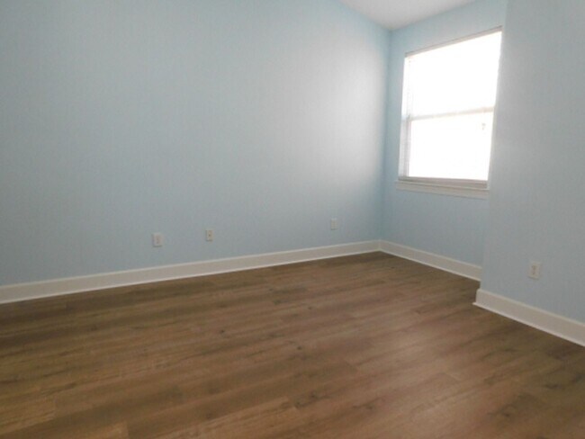 Building Photo - 2 Bedroom Located in Summerfield Community