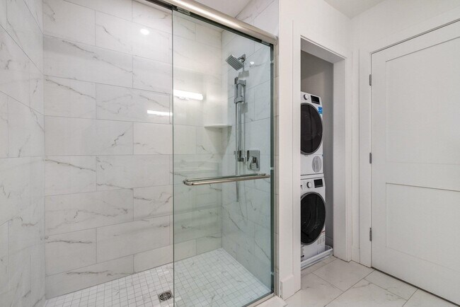 Building Photo - 238 Deer St