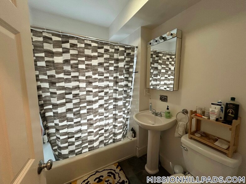 Building Photo - 100 Hillside St