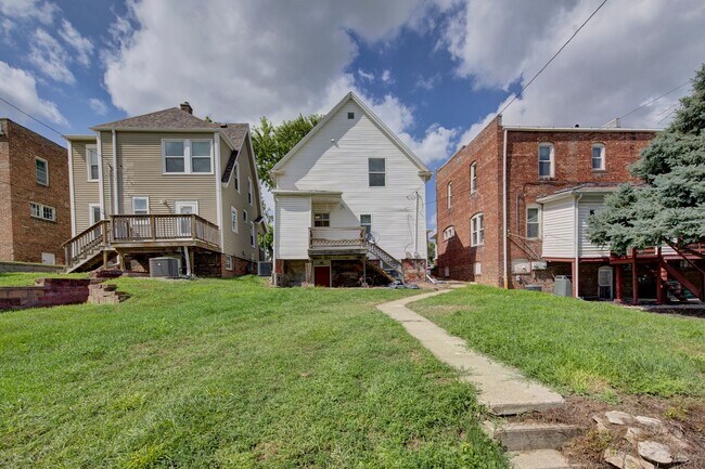 Building Photo - Does not qualify for government assistance...