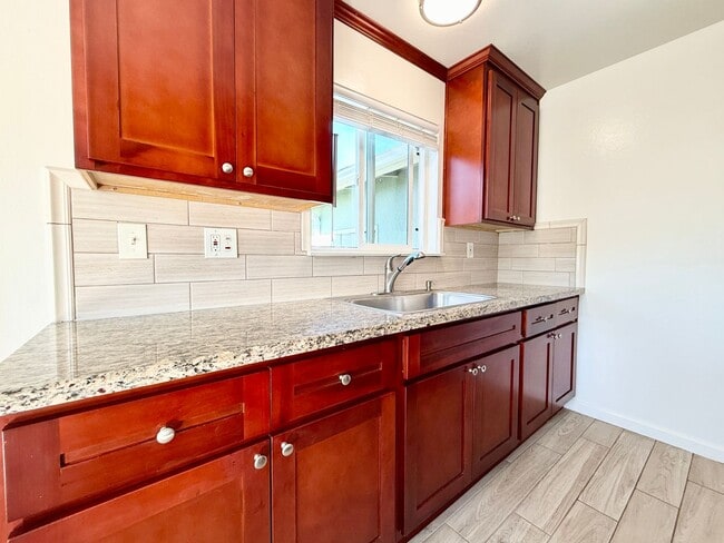 Building Photo - Refreshed 2 Bed/1-Bath Duplex Near Beach & Trails in Fairway Park