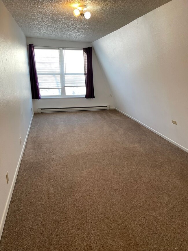 Building Photo - 2 bedroom, 1.5 bath 1,484 sqft
