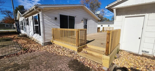 Building Photo - Spacious 3 Bedroom, 2.5 bathroom home with...