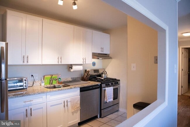 Building Photo - 2900 Kings Chapel Rd