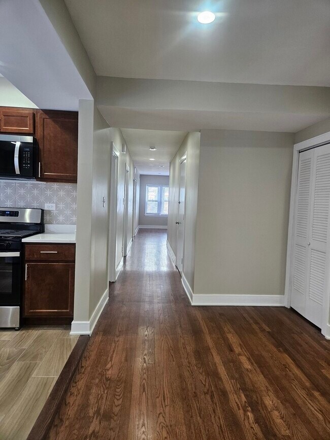 Building Photo - 3040 N Cicero Ave