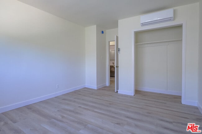 Building Photo - 825 S Detroit St