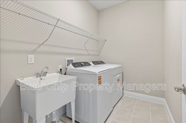 Building Photo - 1229 Pampus Dr