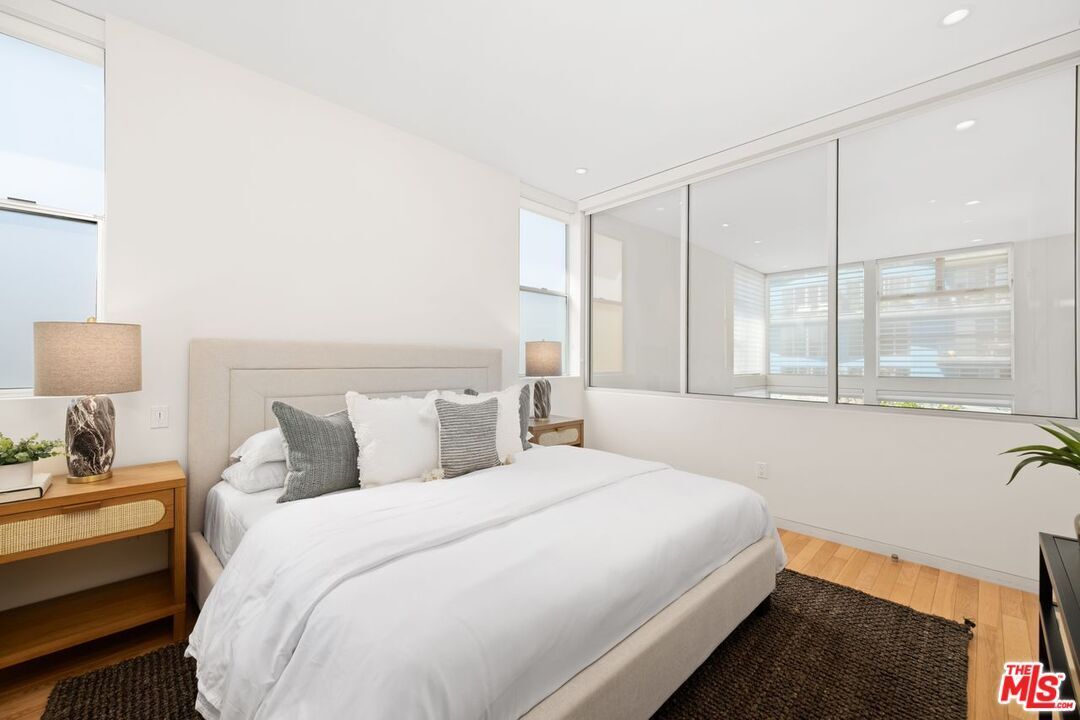 Building Photo - 742 N Hudson Ave