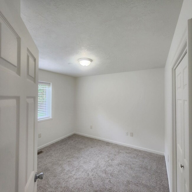 Building Photo - 3 Bedroom House Available in Quiet Astoria...