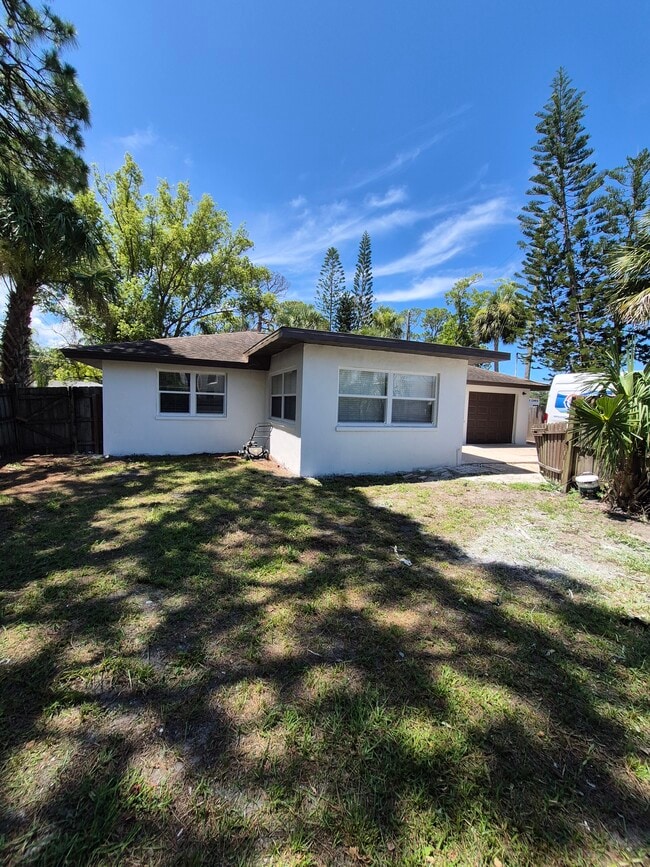 Building Photo - 5311 Luna Vista Dr