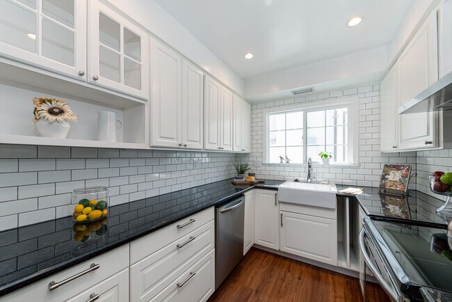 Building Photo - Coming Soon! Lovely Redwood Heights Home w...