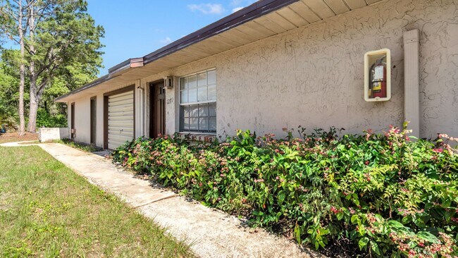 Building Photo - Renovated 2 Bedroom Unit