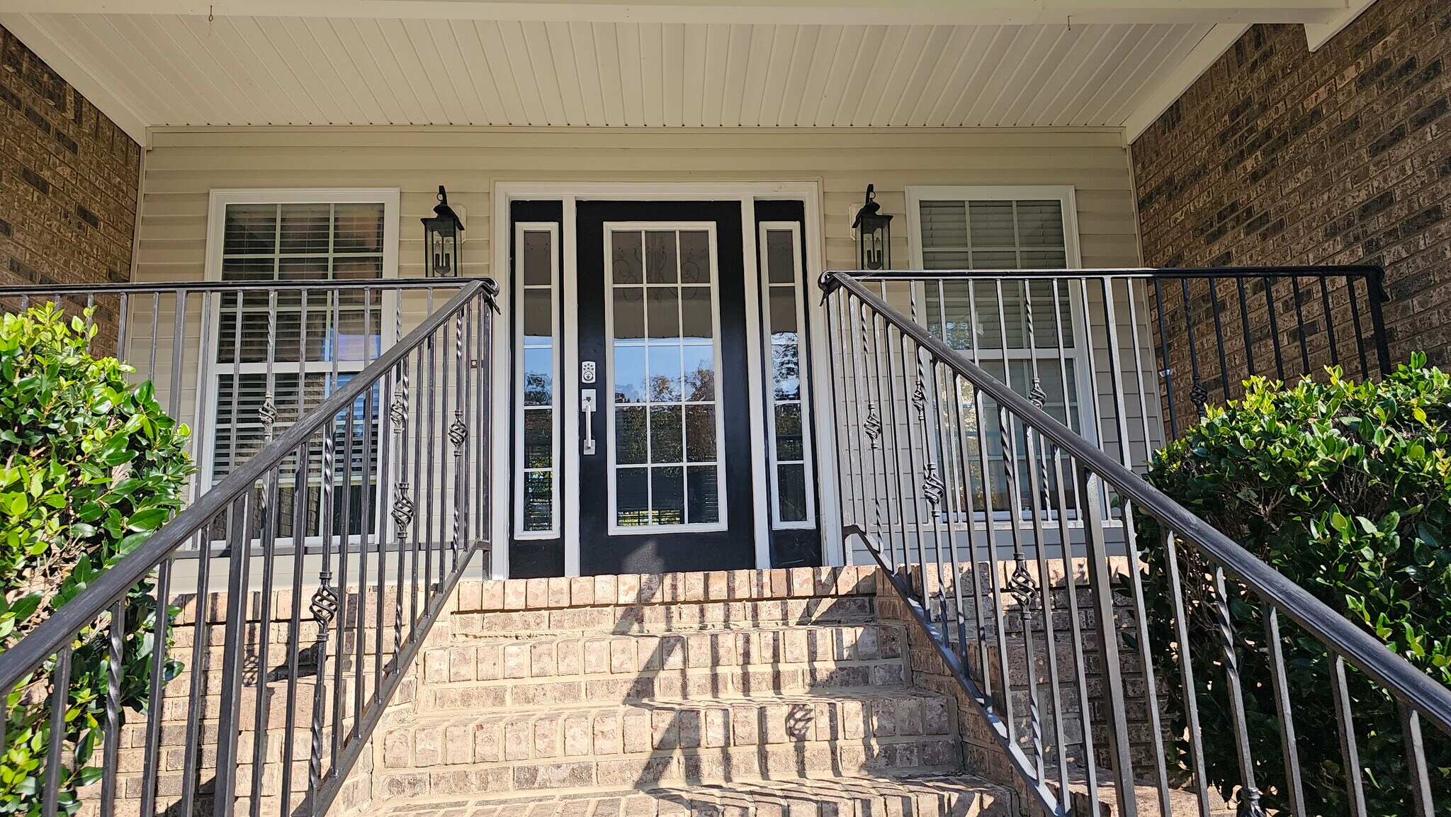 Building Photo - 646 Hidden Oaks Dr