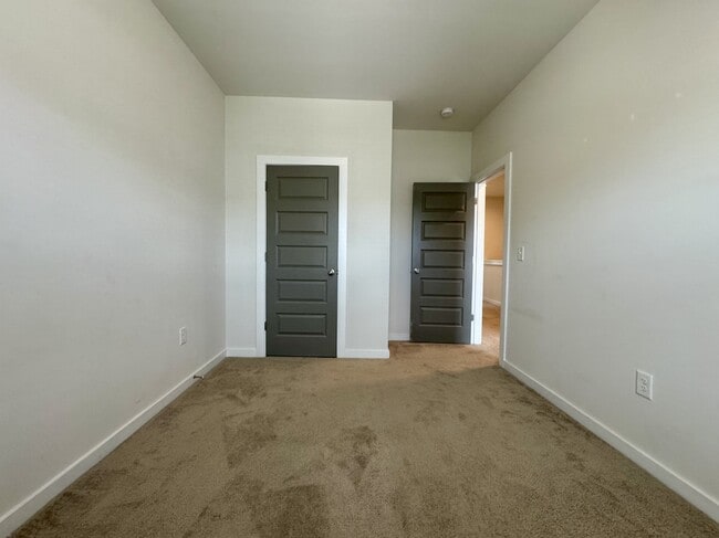 Building Photo - 681 W Vincent Dr