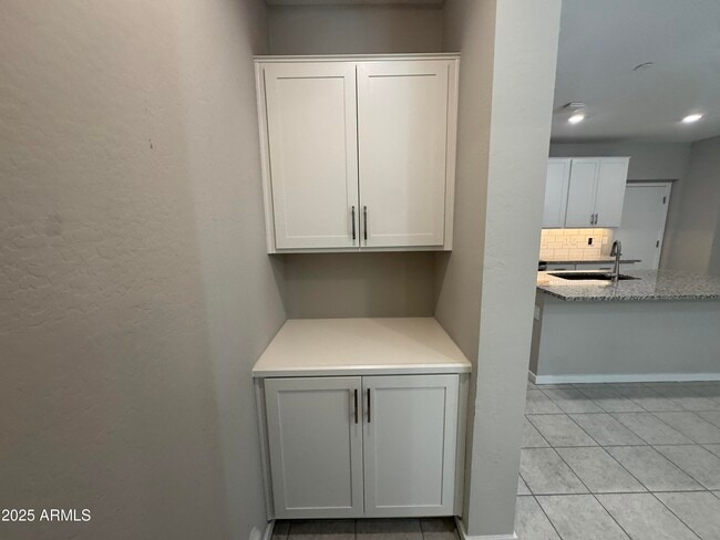 Building Photo - 775 E Furness Dr