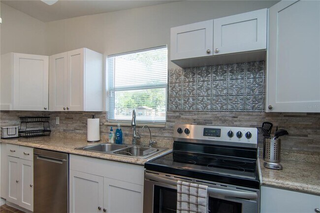 Building Photo - 327 25th St S