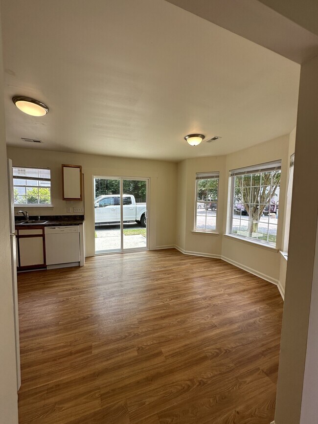 Building Photo - 4406 McClelland Dr