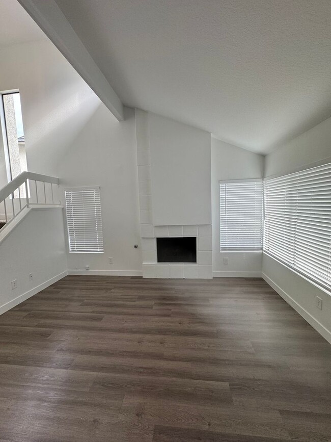 Building Photo - Condo with Amazing Lake View!