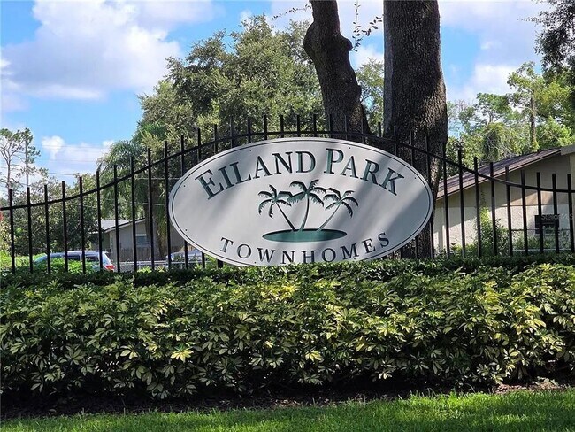 Building Photo - Beautiful End-Unit Townhome in Gated Eilan...