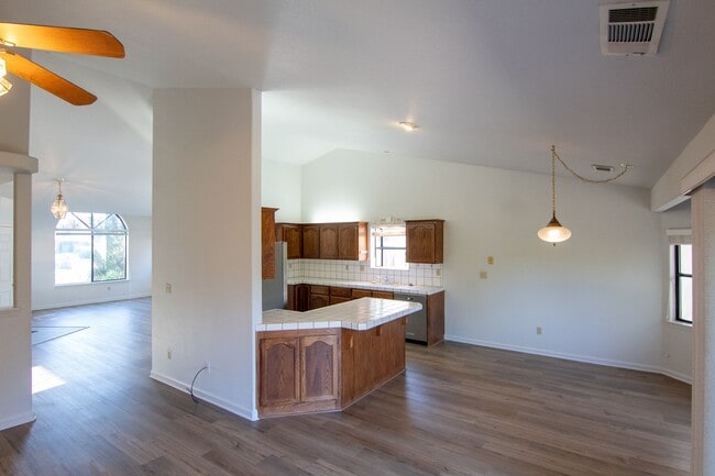 Building Photo - Beautiful Home in Country Heights!