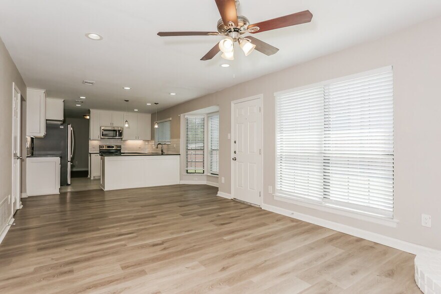 Building Photo - 5911 Rocky Point Dr