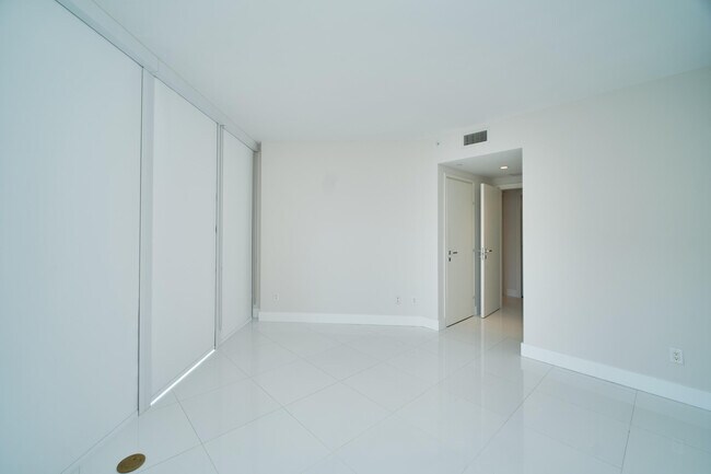 Building Photo - 1300 Brickell Bay Dr