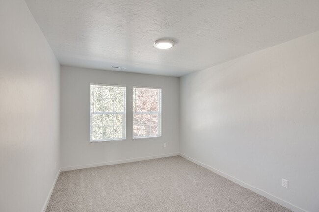 Building Photo - Three Bedroom Townhome is ready for you!