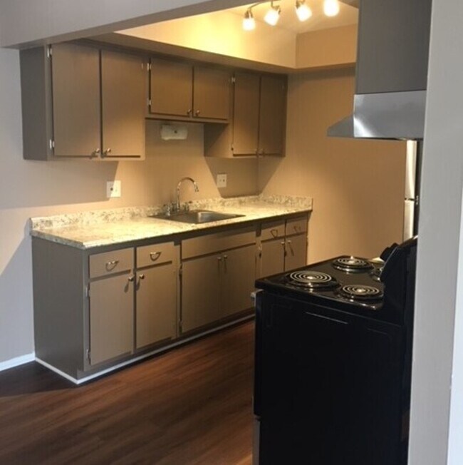 Building Photo - 10000 W Nine Mile Rd