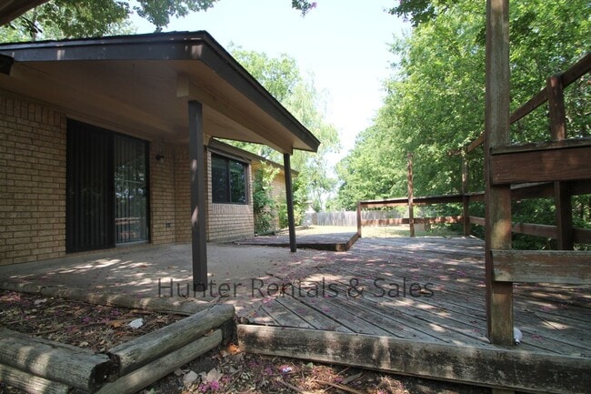 Building Photo - Country Trails Three Bedroom