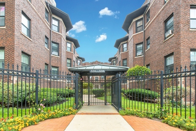 Primary Photo - 533 W Addison St