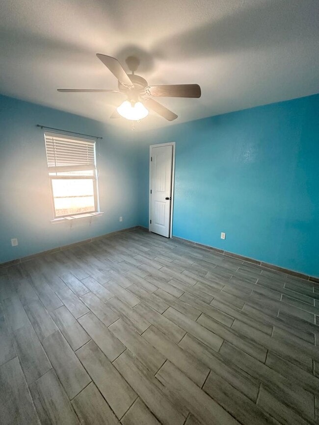 Building Photo - 3 Bedroom 2 Bathroom w/ Bonus Room