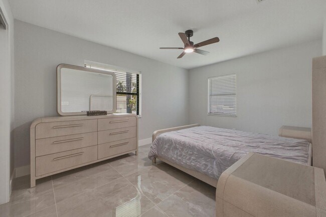 Building Photo - 632 Las Palmas Park