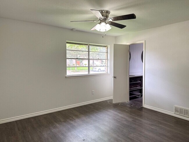 Building Photo - Spacious 3/2