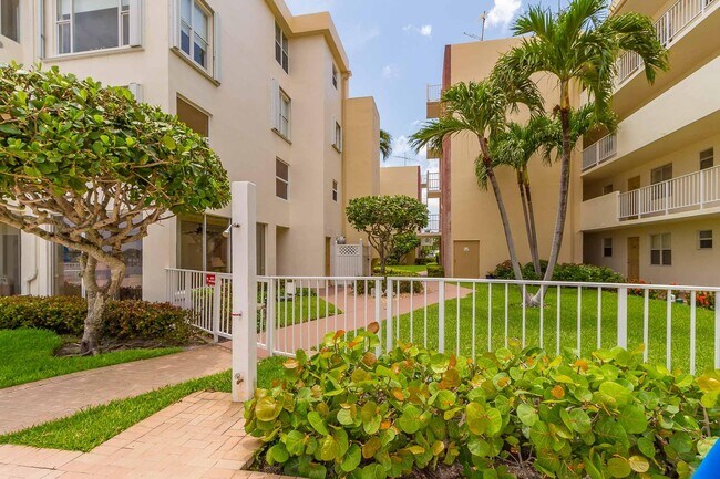 Building Photo - 1810 New Palm Way