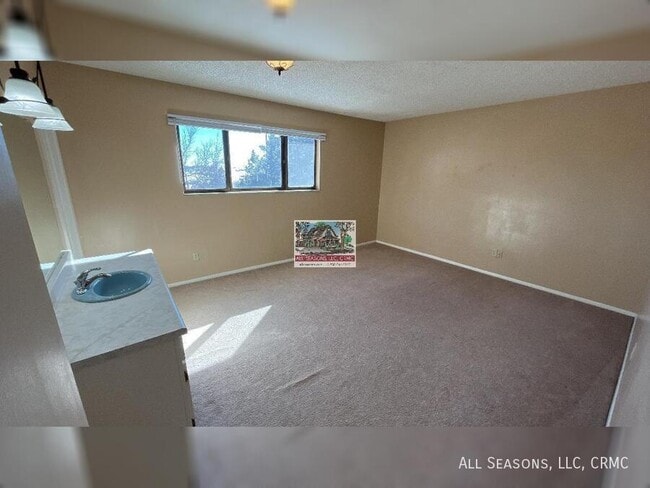 Building Photo - 1525 Spring Valley Dr