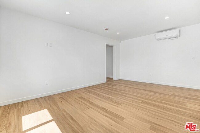 Building Photo - 2615 Carmona Ave
