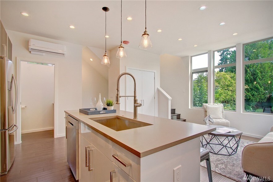Building Photo - 5953 Fauntleroy Way SW