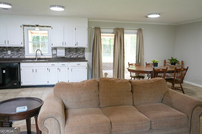 Building Photo - 307 Pinewood Dr