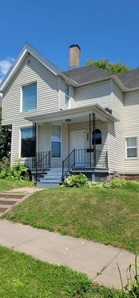 Building Photo - 4 bed 2 bath